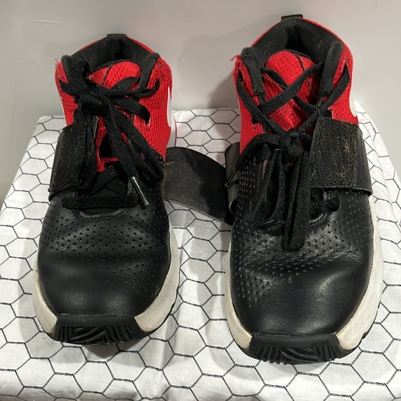 Nike Team Hustle D-8 Black, Red, White, Lace-Up Basketball Shoes SIZE. 4.5Y - Picture 6 of 11